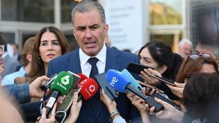 Ortega Smith acusa a Almeida y Ayuso de financiar el “falso hotel” que acoge “inmigrantes ilegales” en Vallecas