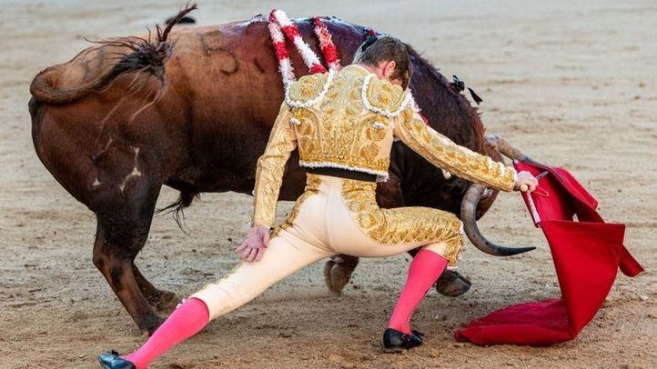 Muletazo por bajo de Borja Jiménez al toro al que cortó una oreja.