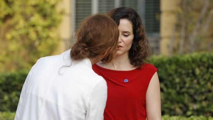 La ministra de Sanidad, Mónica García y la presidenta de la Comunidad de Madrid, Isabel Díaz Ayuso, durante la XXVIII Conferencia de Presidentes, en Palau de Pedralbes de Barcelona