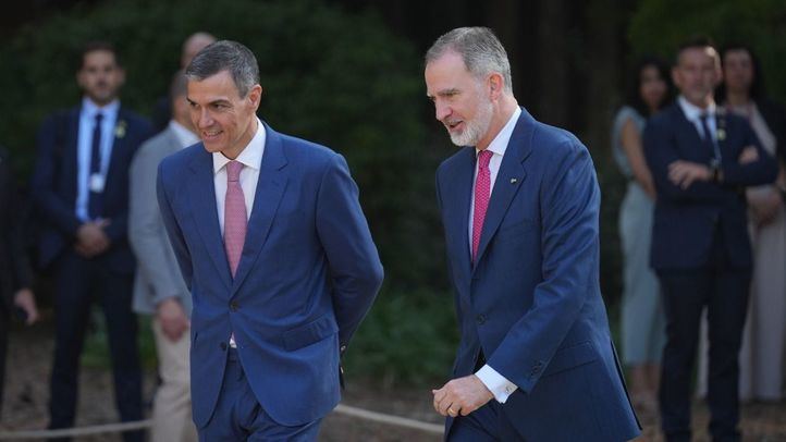 El presidente del Gobierno, Pedro Sánchez (i) y el Rey Felipe VI (d), llegan a la XXVIII Conferencia de Presidentes, en Palau de Pedralbes de Barcelona