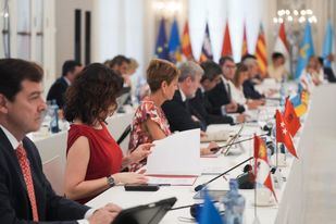 Ayuso regresa a las ponencias en español tras su ausencia por el uso del euskera