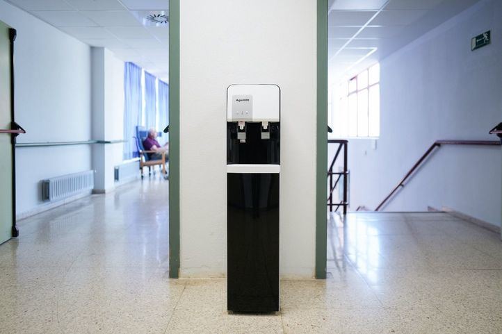 Dispensador de agua en una residencia madrileña