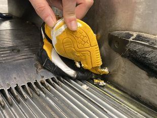 Esto es lo que puede pasarle a una zapatilla infantil en una escalera mecánica de Metro