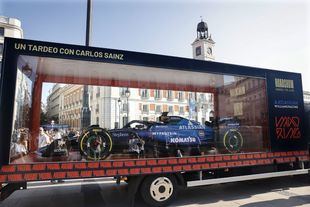El monoplaza de Carlos Sainz hace parada en Sol antes del 'roadshow' del sábado en Ifema