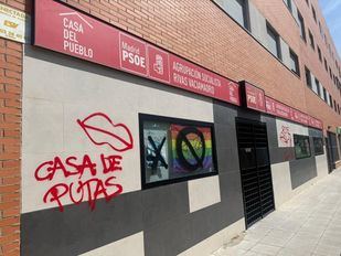 Pintadas en la sede socialista de Rivas: 'Peligro Ábalos' o 'Casa de putas'