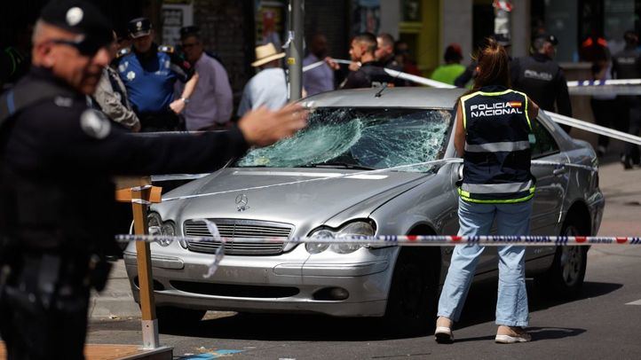 Una agente de la policía nacional toman pruebas del coche con el que han sido atropelladas varias personas, en el Paseo de Extremadura, a 27 de abril de 2023