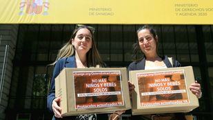 La lucha de las familias por estar junto a sus hijos en el quirófano