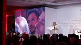 En la pantalla, el hijo de Constantino Mediavilla durante la entrega del Premio a toda una vida.