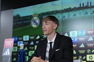 El central español Dean Huijsen, en la rueda de prensa de su presentación como nuevo jugador del Real Madrid.