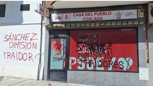 Vandalizan la sede del PSOE de Coslada con mensajes como "Sánchez dimisión" o "Traidores"