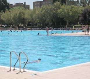 Regresa este domingo el tradicional Día del Bañador Opcional a la piscina de Aluche