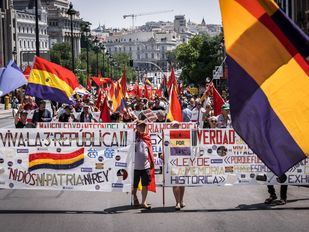 Unas 2.000 personas se unen a la II Marcha Republicana para pedir el fin de la monarquía