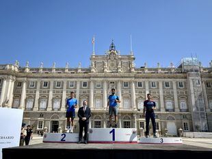 Miles de corredores completan el itinerario que hizo de Felipe VI el día de su coronación