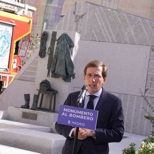 Madrid homenajea a los bomberos fallecidos en el incendio de los Almacenes Arias en 1987