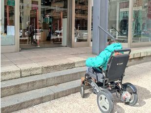 Las personas con movilidad reducida denuncian la inacción del Ayuntamiento