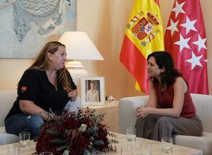 Ayuso recibe a la pentacampeona mundial de kajukenbo y a los ganadores de Baloncesto en Silla de Ruedas