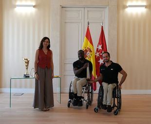 Ayuso mantiene un encuentro en la Real Casa de Correos con la campeona del mundo de Defensa Personal Kajukenbo