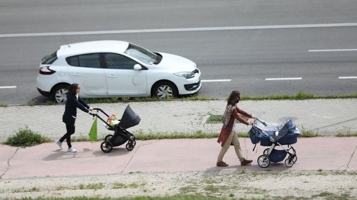 Dos mujeres pasean con sus bebés en carrito