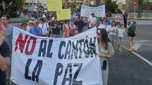 Vecinos del barrio la Paz protestando contra el cantón de la calle Sangenjo