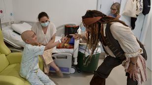 Johnny Depp sorprende a los pacientes del Niño Jesús como Jack Sparrow