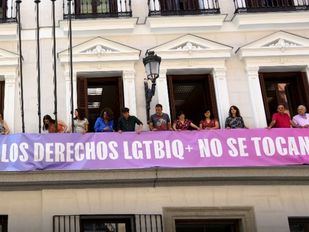 Más Madrid despliega su bandera del Orgullo ante la “incomodidad” de Almeida