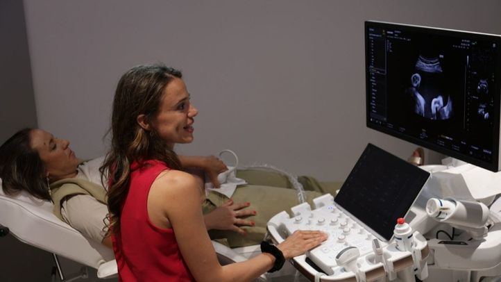 La doctora María del Mar Gil explica cómo funciona el ecógrafo de nueva generación.