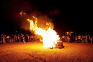 Fuego, magia y tradición: así se celebra la Noche de San Juan