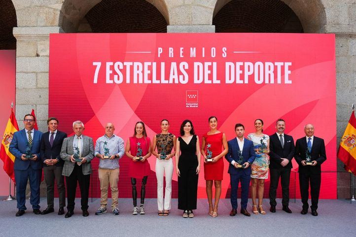 Foto de familia con algunos de los premiados con los Premios Siete Estrellas