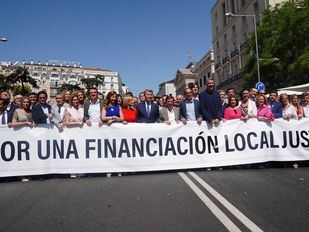 Alcaldes madrileños del PP se movilizan frente al Congreso para exigir una financiación local justa