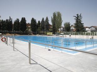 Primeros chapuzones en la renovada piscina del CDM Moscardó tras su reforma integral