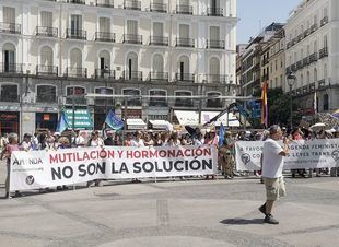 Mujeres se manifiestan en Sol contra las leyes trans