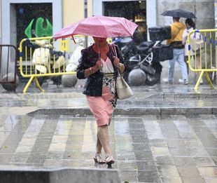 Tormentas dispersas con viento fuerte y temperaturas sin cambios este domingo