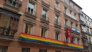 El TSJM anula la sentencia que ordenaba retirar las pancartas LGTBI en el Edificio de Grupos Municipales