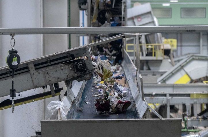 Cinta transportadora con desperdicios en la plataforma de separación de la planta de tratamiento de basura 'La Campiña', en Loeches