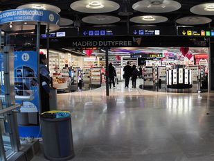 Detenidas tres mujeres por el robo continuado de perfumes de lujo en el aeropuerto de Barajas