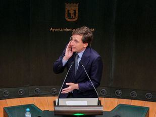 Almeida descarta tramitar la Ley de Capitalidad y carga contra el PSOE y Vox en el pleno