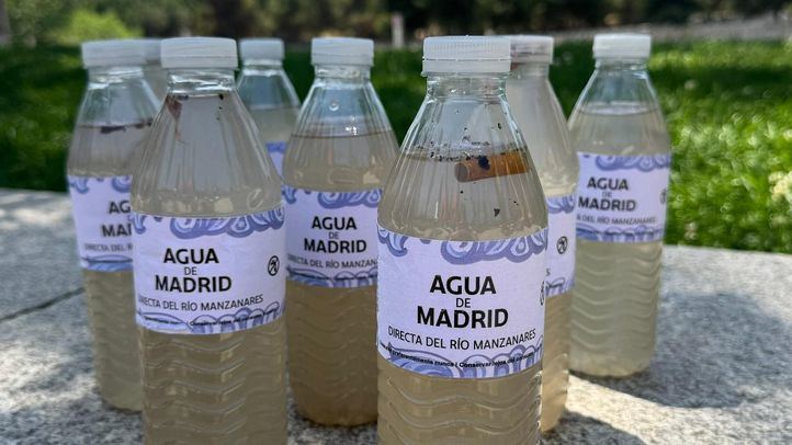 Las botellas con el agua del Río Manzanares