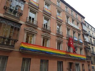 Cibeles ordena retirar las banderas arcoíris del Edificio de Grupos hasta el Día del Orgullo