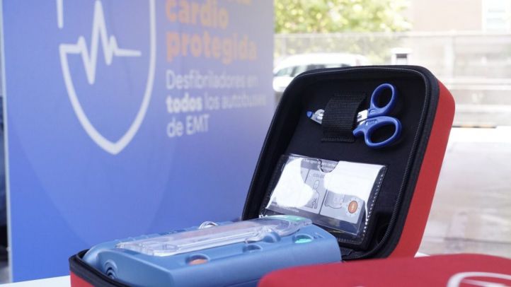 Uno de los desfribiladores que los 2.100 autobuses de la EMT llevarán incorporados a partir de 2026.