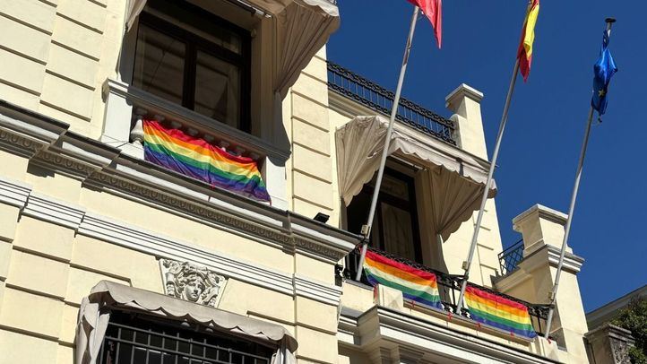 Fachada de la sede de la Delegación del Gobierno en la Comunidad de Madrid con la bandera LGTBI+ desplegada en los balcones