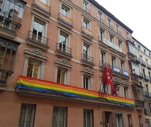 El alcalde corrige a Fanjul y rechaza una “estúpida guerra de banderas”