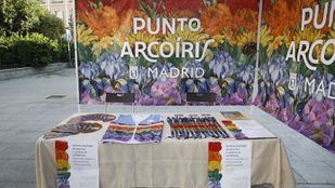 Madrid iza la bandera LGTBI+ en la plaza Pedro Zerolo y presenta los 'Puntos Arcoiris'