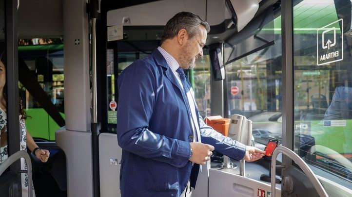 El consejero de Transportes, Jorge Rodrigo, prueba el nuevo pago con tarjeta en autobuses interurbanos