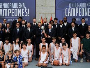 El Real Madrid de Baloncesto celebra su título de Liga