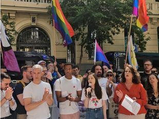 Concentración frente a la embajada de Hungría por la prohibición del Orgullo en Budapest