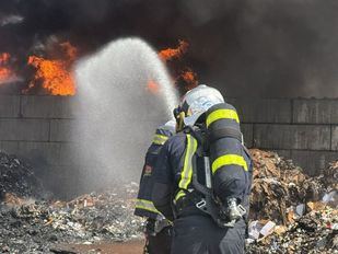 Controlado un incendio en una nave de reciclaje en San Fernando