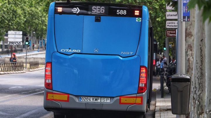 Autobús de sustitución en la estación de Méndez Álvaro en las obras de la línea 6 de Metro de Madrid