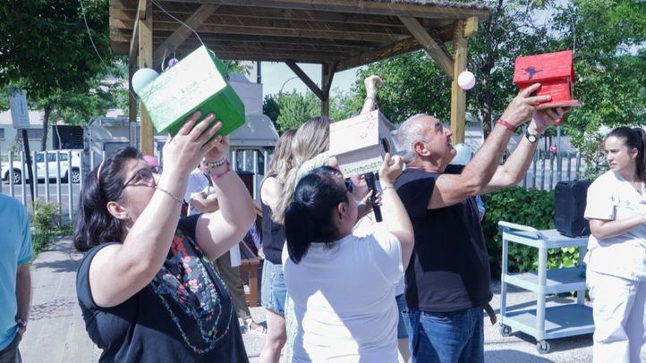 Usuarios de la Residencia con Centro Ocupacional de Colmenar de Oreja colocando las cajas nido