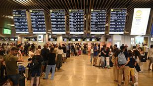 Madrid critica las imágenes "dantescas" de Barajas y pide atajar el "caos" ferroviario