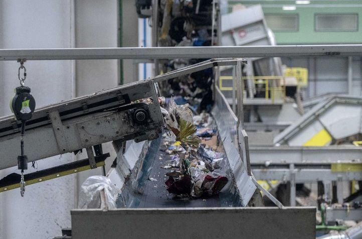 Cinta transportadora con desperdicios en la plataforma de separación de la planta de tratamiento de basura 'La Campiña', en Loeches